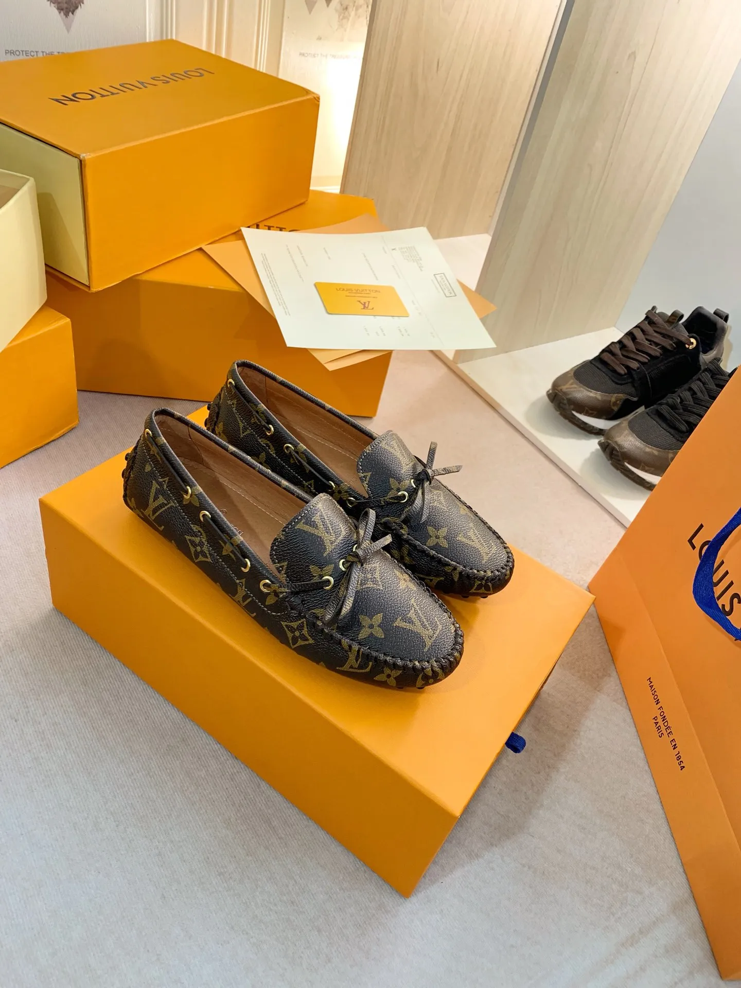 p460💰Couple model❤️🇫🇷 𝙇𝙤𝙪𝙞𝙨 𝙑𝙪𝙞𝙩𝙩𝙤𝙣 🇫🇷Louis Vuitton 2023 Classic𝓛𝓿 𝓣𝓻𝓪𝓲𝓷𝓮𝓻 Sports Series ➪➪➪¯ [Arizona Doudou Shoes Series] ▪️▪️▪️Arizona slip-on shoes are made of Monogram Eclipse canvas. Its hand-painted and dyed edges and hand-sewn uppers fully demonstrate Louis Vuitton's traditional shoemaking craftsmanship. This slip-on shoe is very lightweight. The integrated tongue and upper make it particularly comfortable and flexible. The soft outsole is equipped with rubber padding. Decorated with matching sash. Detailed features: ☑️Monogram Eclipse canvas ☑️Black Eclipse pattern ☑️Hand-painted shoe edges ☑️Hand-sewn uppers (each pair takes time to process) ☑️Integrated tongue and upper construction ☑️Outsole equipped with rubber lining ☑️size: 35_46